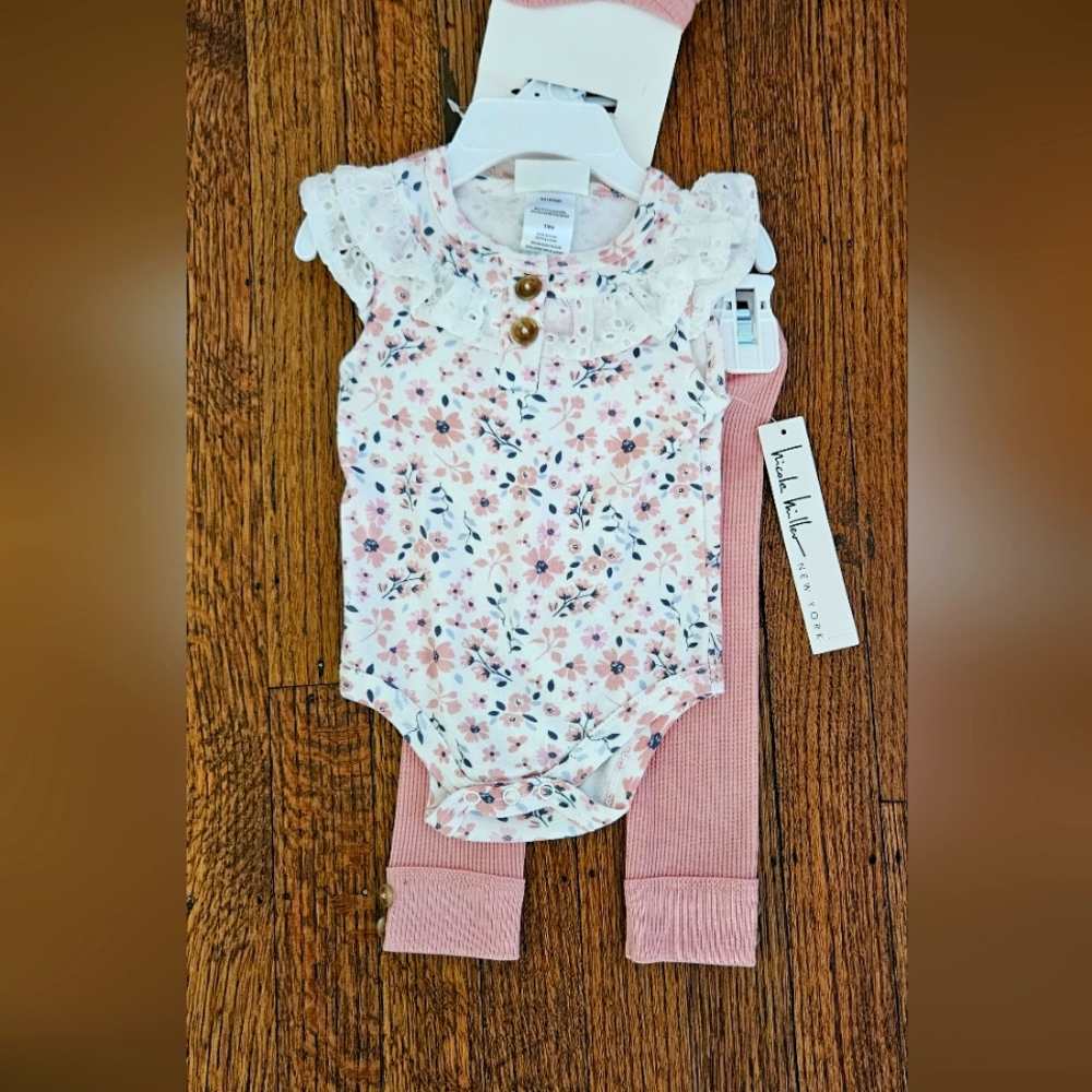 NWT Nicole Miller 4pc set Includes Onzie, Leggings, Headband, bib Size 3-6mon